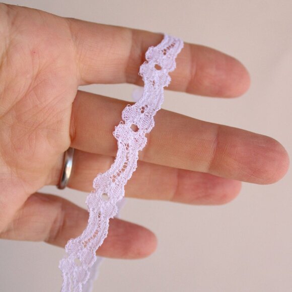 Vintage White Lace, Floral Trim 7/16" Wide, 4 Yards - Picture 3 of 9